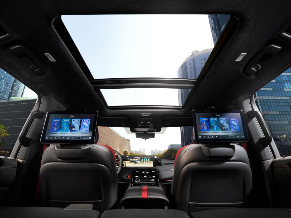 نمای کابین داخلی سرنشینان عقب nissan patrol nismo