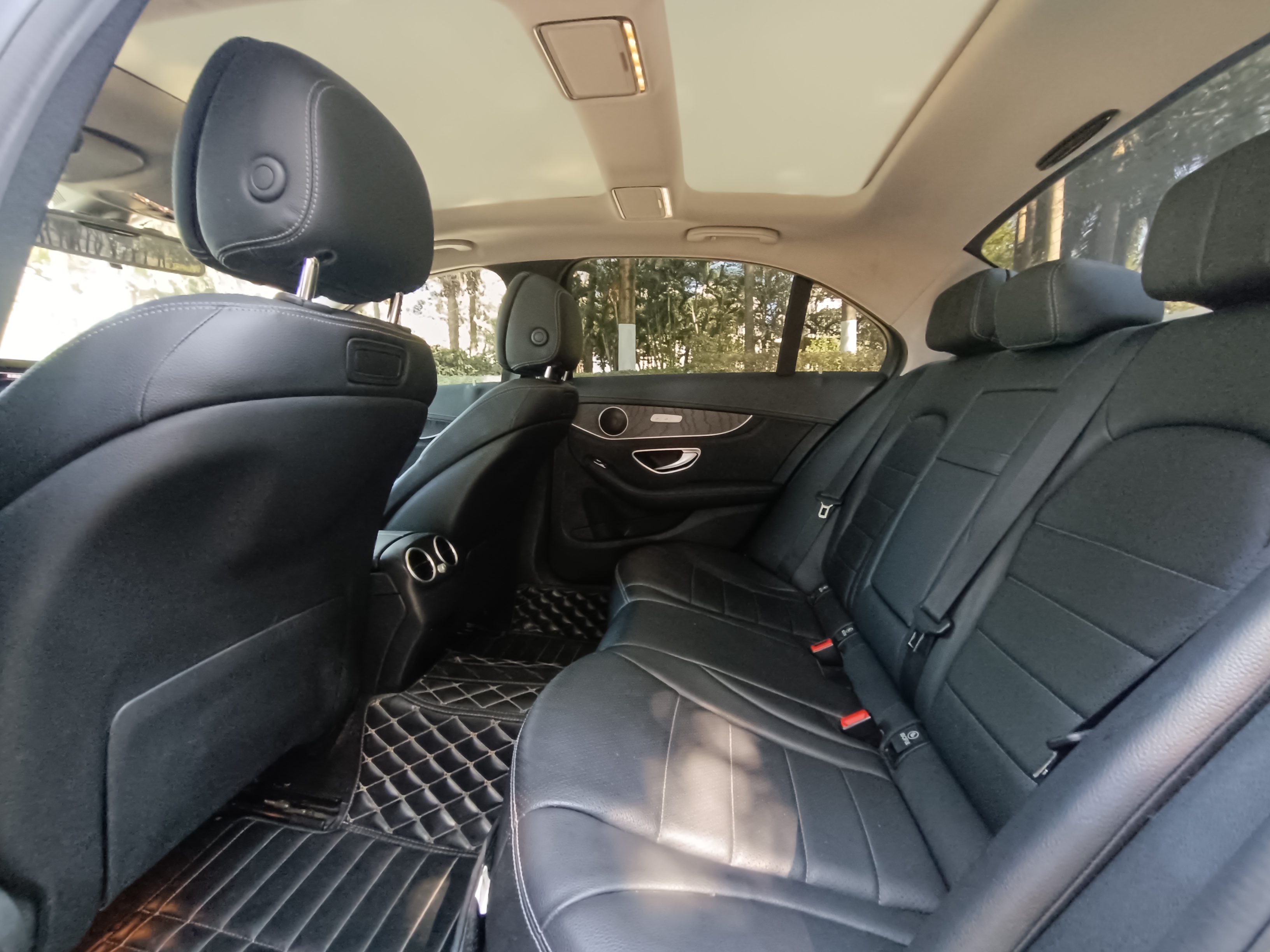 فضای پای عقب مرسدس بنز C200L لانگ